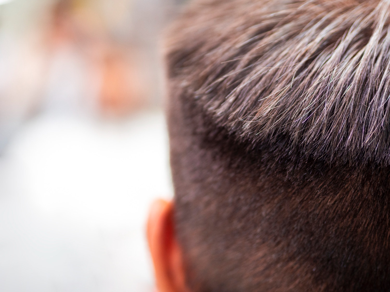 Il dettaglio ravvicinato dei capelli sulla nuca