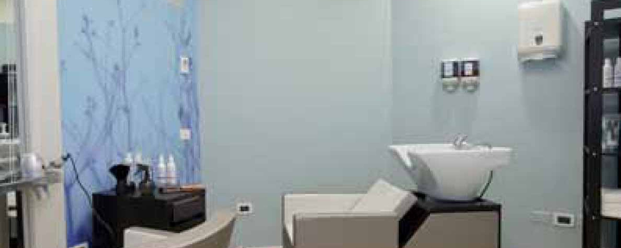 La postazione di lavaggio del centro, con lavabo e poltrona reclinabile