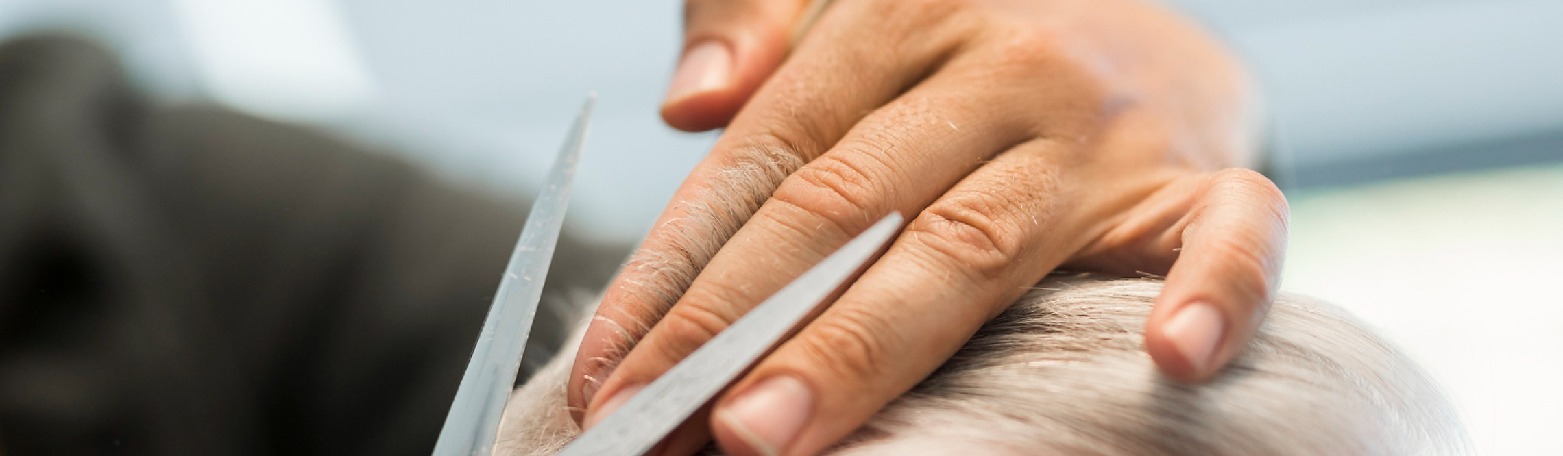 Le forbici rifiniscono i capelli sulla nuca