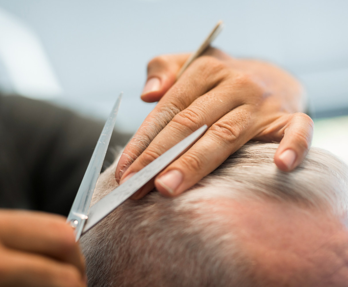 Le forbici rifiniscono i capelli sulla nuca